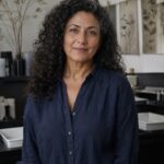 Fiktivt AI-genereret portræt af demokunstneren Amina Rahbek i et analogt fotoatelier