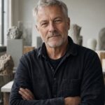 Fiktivt AI-genereret portræt af demokunstneren Hans Birkholm i et skulpturatelier