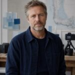 Fiktivt AI-genereret portræt af demokunstneren Nikolaj Vester i et landskabsfotoatelier